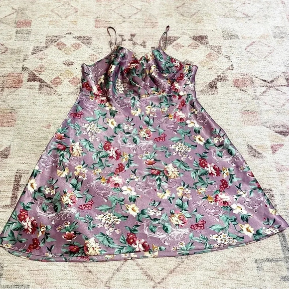 Vintage 90’s purple floral slip dress with a gorgeous floral pattern - Picture 8 of 12